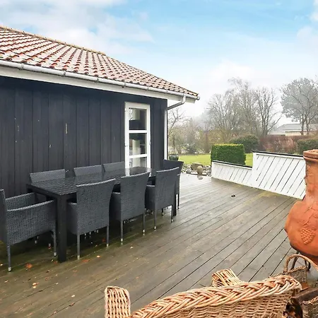 8 Person In Karrebaeksminde-by Traum
